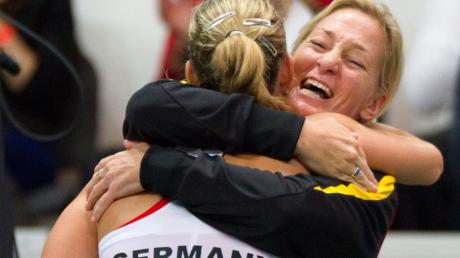 Die Teamchefin und ihre Nummer 1. Barbara Rittner umarmt Angelique Kerber. Ein Bild, das man auch gerne im Endspiel des Fed Cup sehen würde.
