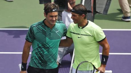 Roger Federer (l) und Rafael Nadal gehören mit Novak Djokovic zu den Big Three im Tennis.