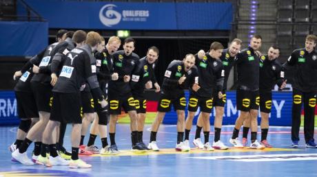 Die deutsche Handball-Nationalmannschaft macht sich vor dem Spiel heiß. Handball-EM 2022: Ergebnisse, Gewinner & Sieger – Wie spielte Deutschland?