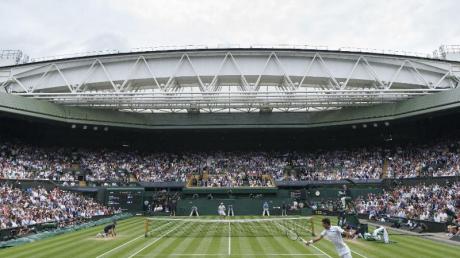 Matteo Berrettini gegen Novak Djokovic (vorn) im Endspiel bei Wimbledon. Wer 2022 auf dem Centre Court spielen wird, verrät der Spielplan zu Wimbledon mit allen Matches und Terminen mit Uhrzeit und Datum
