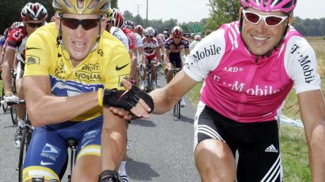 Der deutsche Radprofi Jan Ullrich (r) und Lance Armstrong aus den USA bei der Tour de France.