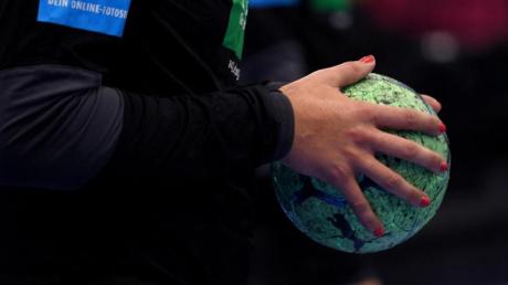 Die WM der Handball-Frauen wird vom 1. bis 19. Dezember ausgetragen. Eine Spielerin mit lackierten Finngernägeln hält einen Ball.