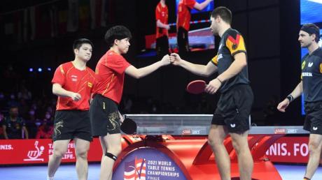 Wang Chuqin (2.v.l.) und Fan Zhendong (l) nach dem Spiel gegen Patrick Franziska (2.v.r.) und Timo Boll am vergangenen Donnerstag.