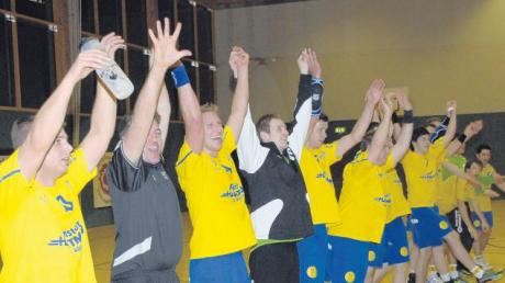 Groß war die Freude bei den Handballern des TSV Schwabmünchen nach dem 42:32-Sieg über den TV Lauingen, der sie dem Wiederaufstieg in die Landesliga wieder ein Stück näher brachte.  