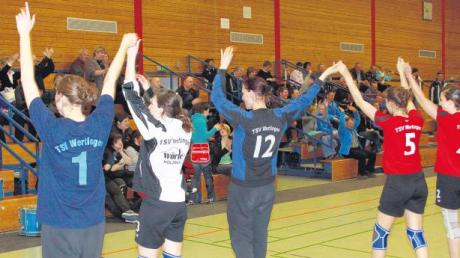 Während des Spieles feuerten die Zuschauer die Wertinger Handballerinen an. Danach feierte die Mannschaft (von links: Lisa Stumpf, Annika Hofbaur, Elke Rehm, Marion Kühnel und Magdalena Vidovic) mit den Zuschauern den Sieg gegen Unterhaching.  