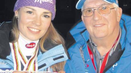 Nach ihrem Sieg im Riesenslalom fuhr Hubert Lohmüller die neue Weltmeisterin von der Rennstrecke in Garmisch-Partenkirchen zurück in ihr Hotel. Stolz präsentierte die Slowenin ihre beiden gewonnenen WM-Medaillen dem 66-Jährigen. 