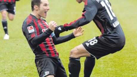 Stefan Leitl (links) und Moise Bambara bejubeln Leitls Tor zum 2:1 für den FC Ingolstadt. Es war der zehnte Saisontreffer des Kapitäns. 