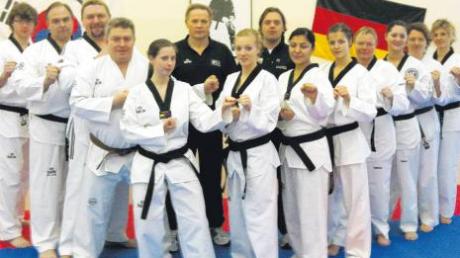 In der Schule von Heinz Gruber haben 15 Taekwondo-Sportler erfolgreich die Trainer-Ausbildung absolviert. 