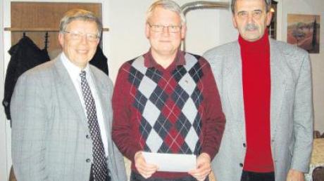 Für besondere Verdienste wurde Bernd Lindner (Mitte) von Bürgermeister Hans Klement (links) und TCI-Präsident Gerd Dobner ausgezeichnet. 