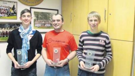 Lukas Filbrich (2./links), Elmar Beutmiller (1./Mitte) und Thomas Radinger (3./rechts) trafen beim Finalschießen der Alpenrose-Schützen am besten.  