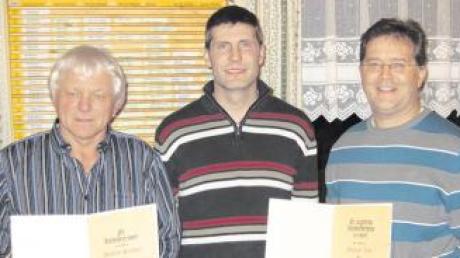 Der Vorsitzende Michael Brugger (Mitte) ehrte Manfred Schöberl (links) und Michael Lidl (rechts) für ihre langjährige Mitgliedschaft.  