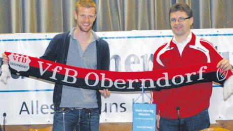 Ein ganz besonderes Erinnerungsgeschenk überreichte der Spartenleiter des VfB Oberndorf, Stephan Sperger (rechts) an den Kapitän des FC Augsburg, Uwe Möhrle, der der Stargast des sechsten DZ-Fußballstammtischs „Nach neunzig Minuten“ war.  