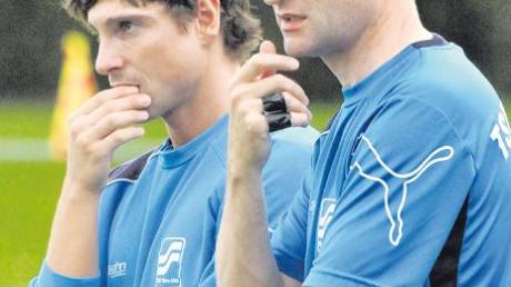 Wie ist der Bezirksliga-Überflieger zu knacken? Eine schwierige Frage auch für den Neu-Ulmer Trainer Sebastiano Pirrello (links) und seinen Assistenten Thorsten Mäuerle.  