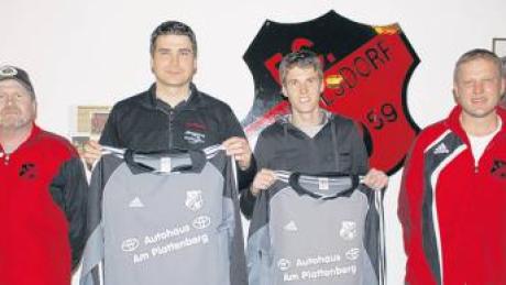 Die Abteilungsleiter Johann Michl (links) und Markus Riwan (rechts) präsentierten Stefan Koppold (Zweiter von links) und Matthias Lesti als neue Trainer. 