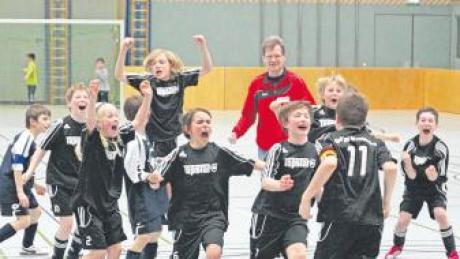 So sehen Sieger aus. Überschwänglich bejubelten die E1-Kicker der SpVgg Westheim ihren Sieg bei der Stadtmeisterschaft. 