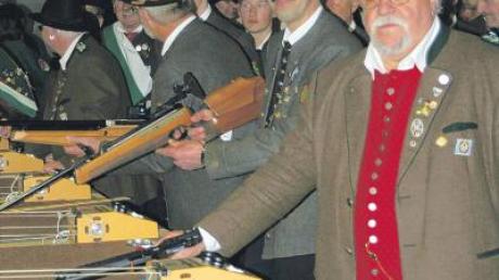 Gauschützenmeister Ludwig Kreuzer (im Vordergrund) hatte zusammen mit Cheforganisator Johann Dreher die Ehre, den ersten Schuss abzugeben. 