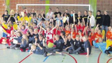 Sechs Grundschulen aus Rain, Kleinerdlingen-Ederheim, Oettingen, Wallerstein, Holzheim und Mertingen nahmen an der Kreismeisterschaft im Mädchenfußball teil.  