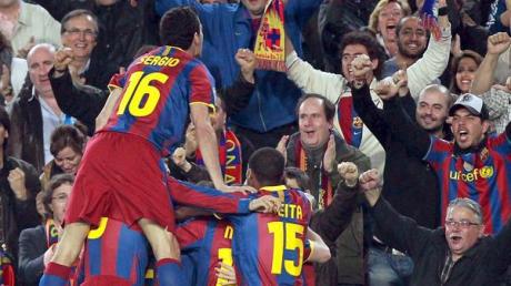 Die Spieler des FC Barcelona feiern den Sieg gegen Schachtjor Donezk. 