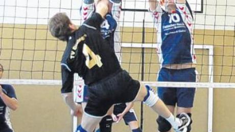 Gut läuft es für die Volleyballer des TSV Inchenhofen (in Blau). 