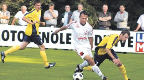Am Sonntag treffen der FC Affing (am Ball Daniel Raffler) und der FC Pipinsried (in Gelb) aufeinander. Christian Vötter (links) trägt inzwischen das Trikot der Affinger. Deshalb ist das Spiel gegen seinen Ex-Verein ein besonderes für ihn. 