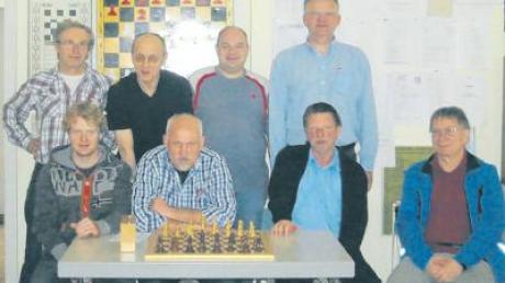 Die Meistermannschaft des TSV Wertingen: (hinten von links) Artur Göttle, Peter Endisch, Otto Helmschrott, Paul Gerten, (vorne von links) Josef Strobel, Josef Stuhler, Horst Mengel und Werner Kugelmann.  