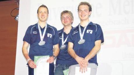 Die erfolgreiche Mannschaft der LG Zusam: (von links) Tobias Gröbl, Maximilian Meingast und Lukas Steinheber wurden bayerischer Vizemeister.  