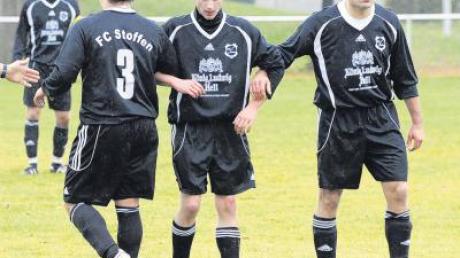 Eng zusammenstehen heißt es beim Schlusslicht FC Stoffen. Spielertrainer Markus Arnold (rechts) führt das Kommando. 