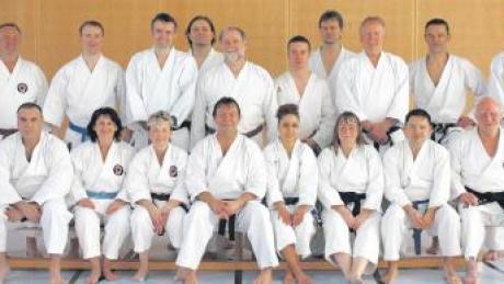 Zahlreiche Karate-Trainer aus der Region drückten jüngst wieder die Schulbank und ließen sich von Josef Ries beim Karate-Club Neuburg fortbilden. 