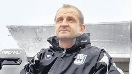 Der Coach der Spatzen, Janusz Gora, hat Sorgen: Er muss am 9. Mai vors Gericht. Morgen tritt er mit seiner Mannschaft bei Eintracht Frankfurt II an. 