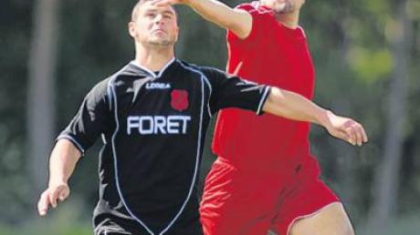 Tanz um den Ball. Gükhan Basalan (links) vom VfR Foret und Orgun Özbiliker vom FC Langweid. 