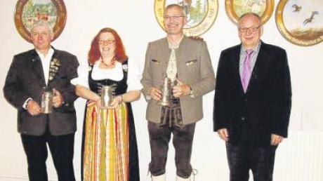Die Pokalsieger mit ihren Trophäen: (von links) Karl-Heinz Ruprecht (Vorsitzender Villenbach) Juliane Link (Vorsitzende Rischgau) , Werner Filbrich (Vorsitzender Hausen) und Villenbachs Bürgermeister Otmar Ohnheiser.  
