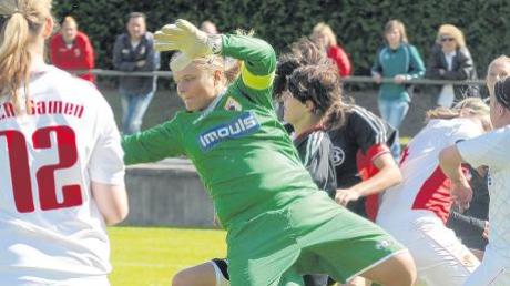 Annika Bücherl, hier in Schwarz bei der letztjährigen Partie gegen den FC Augsburg, wurde jetzt gegen den SSV Alsmoos-Petersdorf vom Platz gestellt. Dennoch gewann der CSC Batzenhofen-Hirblingen. 