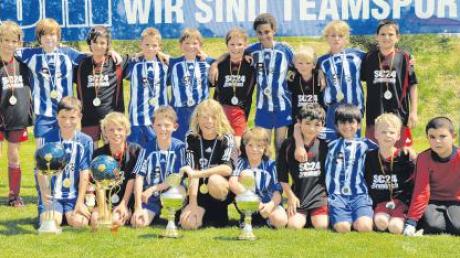 Messen sich mit großen Namen: die E-Juniorenkicker des TSV Krumbach/SV Neuburg. 