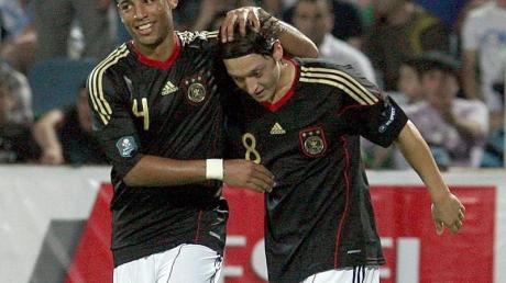 Dennis Aogo (l) gratuliert Mesut Özil zum Treffer zum 1:0. dpa