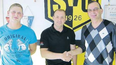 Gerald Thurner (Mitte) ist neuer Trainer beim SVO. 3. Vorsitzender Michael Finkenzeller (links) und Vorsitzender Stefan Asam präsentierten ihn. 