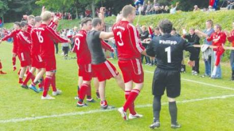 Nach dem Triumph in Kleinbeuren lassen sich die A-Juniorenkicker des FC Silheim von ihren Fans feiern. 