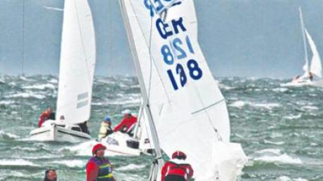 Die 21 teilnehmenden Boote bei der H-Boot-Regatta des Herrschinger Segelclubs hatten mit bis zu acht Windstärken zu kämpfen. 