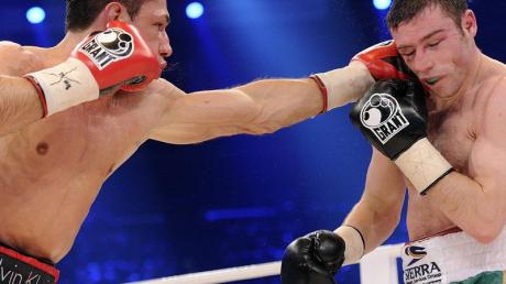 Boxweltmeister Felix Sturm (l) verteidigte erfolgreich seinen Titel gegen den irischen Herausforderer Matthew Macklin. dpa