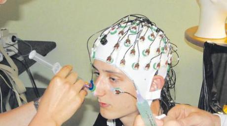 Hirnstrom-Messung in der Schießhalle in Waldkirch: der Proband Lukas Lanzendörfer mit der EEG-Haube. 