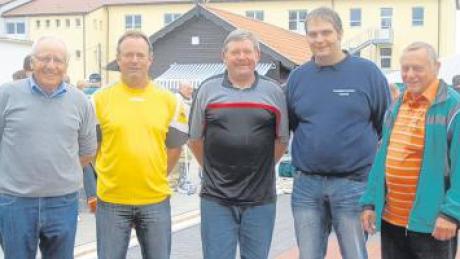 Das Jubiläumsturnier der Hobbyschützen gewann das „Breustüberl“ (von links): Werner Betzenhofer, Erich Litter, Erwin Litter und Michael Hemmauer. Abteilungsleiter Ottmar Regenold gratulierte. 