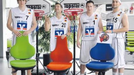 Alexander Chalusiak, Jonny Genck und Simon Gerve von der BG Leitershofen/Stadtbergen sind künftig Topstars. Im Langenneufnachner Stuhlhersteller (2. von links Gesellschafter Peter Wagner) haben sie einen neuen Mitspieler. 