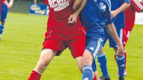 David Hertle (in Blau) vom TSV Hainsfarth spielt am kommenden Dienstag mit seinem Team gegen den Bayernligisten TSV Gersthofen.  