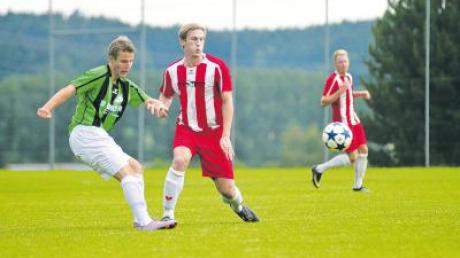 Hat sich bisher ganz gut beim FC Affing eingebracht: Stürmer Marius Kefer (links) erzielte am Sonntag das 1:0, kurz bevor die Partie abgebrochen wurde. 