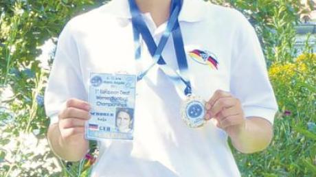 Futsalspielerin Anja Schorer mit ihren WM-Medaillen.  