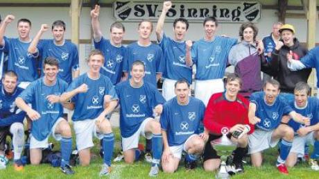 Haben gut lachen: Die Akteure des SV Sinning sicherten sich beim heimischen Freundschaftspokal erneut den Turniersieg. Im Endspiel gegen den TSV Ober-/Unterhausen kam die Truppe von Spielertrainer Thomas Schmalzl zu einem 3:1-Erfolg.  