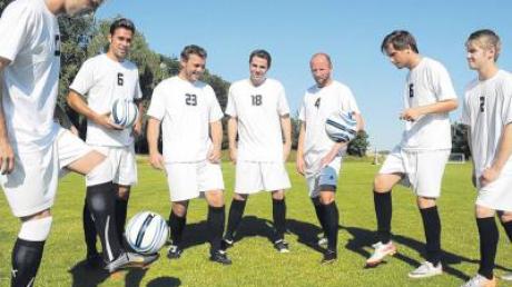 Etliche Ball-Rastellis hat der SV Cosmos Aystetten verpflichtet. Von links Emrah Genctürk, Bernd Reißer, Marco Schreiber, Oliver Maier, David Labus, Thomas Janke und Thomas Daschek. 