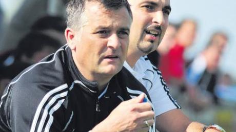 Seit Juli 2004 gibt Stefan Tutschka (45) die Kommandos an der Seitenlinie des FC Affing. Nach dem Abstieg aus der Landesliga soll gleich in dieser Bezirksoberliga-Saison der direkte Wiederaufstieg geschafft werden, hinten Co-Trainer Ovidiu Palcu.