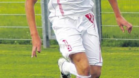 Der TSV Ziemetshausen (am Ball Thomas Pietsch) zeigte beim Auftaktspiel gestern in Balzhausen eine ganz starke Leistung. 