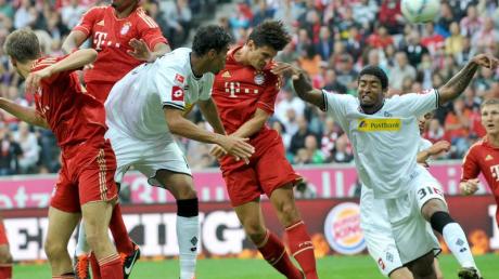 Bayerns Mario Gomez (M) kommt zum Kopfball - aber ohne Erfolg. dpa