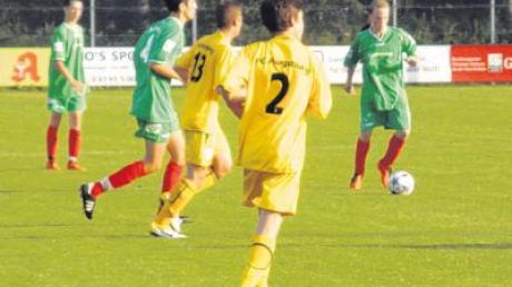 Gegen den FC Augsburg unterlagen die A-Junioren des TSV Landsberg (grüne Trikots) mit 2:6 in einem Testspiel. 